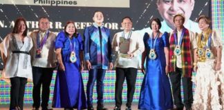 Iloilo’s Gov. Arthur Defensor Jr. is feted as an Outstanding Local Chief Executive of the Philippines by the Association of Local Social Welfare and Development Officers of the Philippines Inc. during an awarding ceremony at the Iloilo Convention Center yesterday. PHOTO FROM BALITA HALIN SA KAPITOLYO