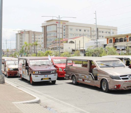 There are about 500 unconsolidated traditional jeepneys in Iloilo City, data from the Land Transportation Franchising and Regulatory Board Region 6 showed. Photo shows unconsolidated jeepneys joining the May 14 transport caravan protesting the jeepney phaseout. AJ PALCULLO/PN