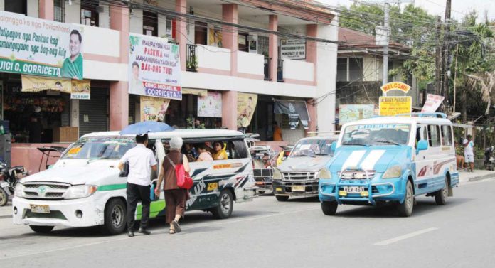 jeep_pic_resized_resized Forty percent of consolidated public utility jeepneys from “first towns” Leganes, Oton and Pavia will be allowed to enter Iloilo City during peak hours. This adjustment aims to accommodate passenger demand from these municipalities. AJ PALCULLO/PN