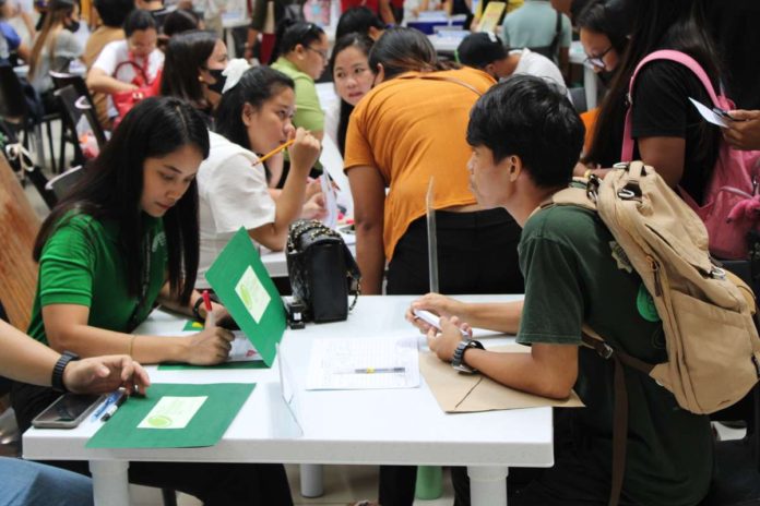 job_fair.JPG_resized The Department of Labor and Employment - Iloilo registered 999 walk-in and online registrants for the Labor Day job fair on Wednesday, May 1. AJ PALCULLO/PN