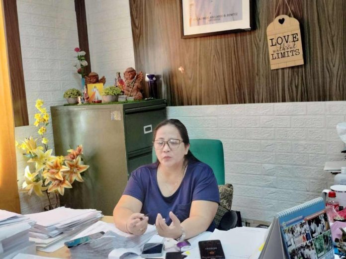 mae_dssd_resized The “Bayad Agad” program of the city government of Bacolod provides financial aid to residents in crisis, covering burial, medical, and calamity expenses, says Department of Social Services and Development officer-in-charge Alma Gustilo.