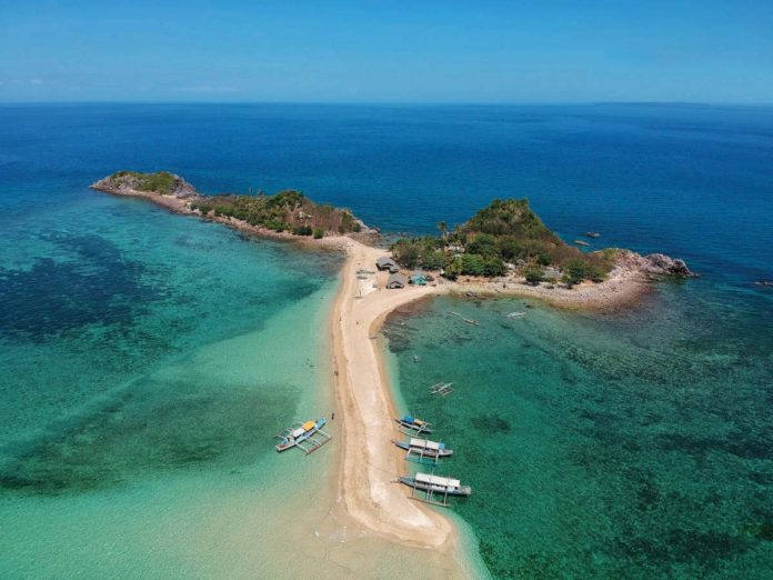 mai_gigantes_visitors_resized Known locally as Islas de Gigantes, the Gigantes group of islands is famous for pristine beaches, clear waters, and unique marine life. PHOTO BY IAN JOHN PAMPLONA, DISCOVERY PANAY ISLAND, LAS ISLAS TRAVEL AND TOUR