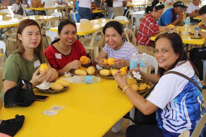 mangoes1_resized Mango-Eat-All-You-Can is one of the highlights of the Guimaras Manggahan Festival. AJ PALCULLO/PN