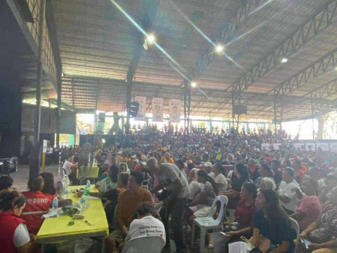 negros_pic_resized_resized The Department of Social Welfare and Development released P3,000 cash assistance each to 2,150 fisherfolk in Negros Occidental’s 5th District. BRIGADA NEWS FM 103.1 BACOLOD FACEBOOK PHOTO