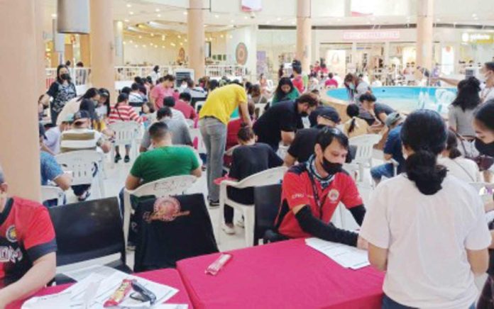 registration_pic_resized People flock to the registration center at Robinsons Place Iloilo during a voter registration. Latest data from the Commission on Elections showed that as of May 28, the total number of applications processed reached 179,293, with 88,395 males and 90,898 females applying for voter registration. PNA PHOTO BY PGLENA