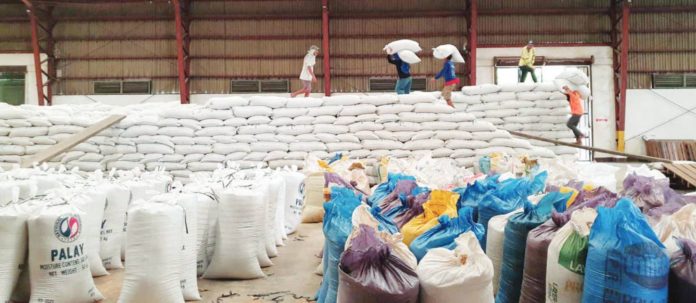 rice_law_resized The Department of Agriculture appeals to the National Food Authority (NFA) not to sell rice in low amounts. Photo shows NFA personnel piling up the rice stock in the warehouse. NFA CAPIZ PHOTO