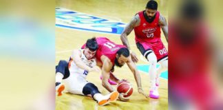 Meralco Bolts’ Kier John Quinto and Barangay Ginebra San Miguel Kings’ Stanley Pringle battle for the loose ball. PBA PHOTO