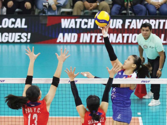 Alas Pilipinas’ Ejiya Laure goes for a drop ball against the defense of two Chinese Taipei players. PNVF PHOTO