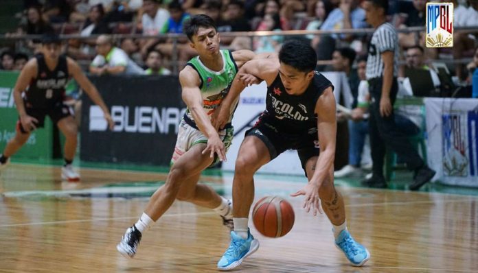 sports_Bacolod_resized Bacolod City of Smiles’ LA Casinillo tries to ward off the defense of a Zamboanga City Family Sardines player. MPBL PHOTO