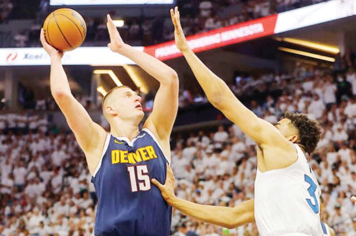 sports_Denver_resized Denver Nuggets’ Nikola Jokić attempts a one-hander shot against Minnesota Timberwolves' Karl-Anthony Towns. PHOTO COURTESY OF SPORTSKEEDA