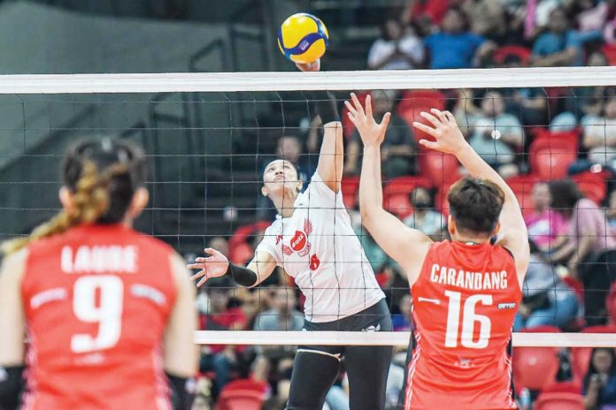Ilongga Aiza Maizo-Pontillas of Petro Gazz Angels scores against the defense of Chery Tiggo Crossovers’ Czarina Carandang. PVL PHOTO