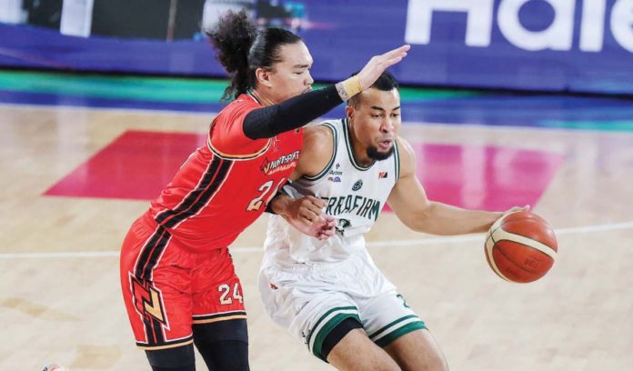 sports_PBA_resized Terrafirma Dyip’s Stephen Holt tries to ward off the defense of NorthPort Batang Pier’s Joshua Munzon. PBA PHOTO
