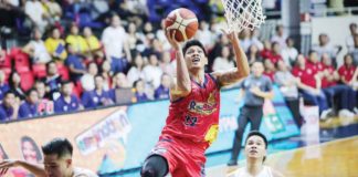Rain or Shine Elasto Painters’ Jhonard Clarito goes for a tough basket inside. PBA PHOTO