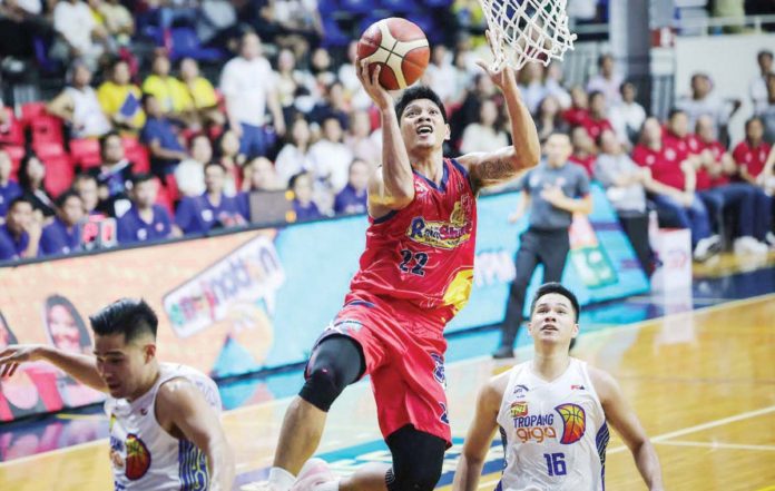 sports_PBA_resized Rain or Shine Elasto Painters’ Jhonard Clarito goes for a tough basket inside. PBA PHOTO