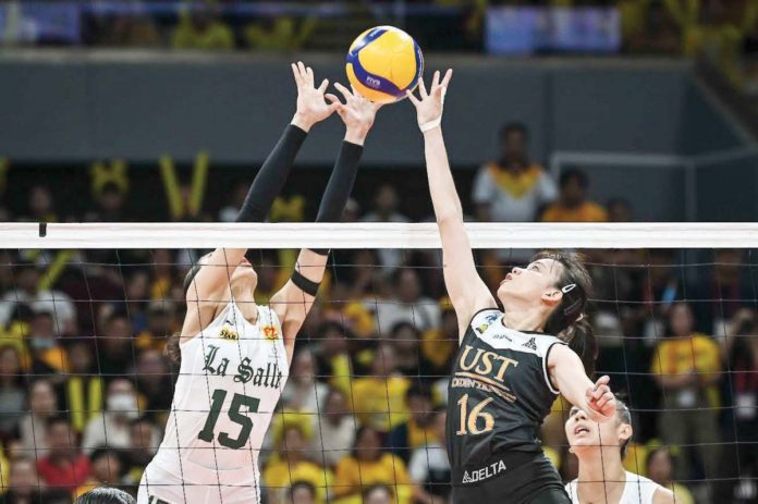 sports_UST_resized Negrense Cassie Carballo of the University of Santo Tomas Golden Tigresses’ battles Ilongga Amie Provido of De La Salle University Lady Spikers for the ball. UAAP PHOTO