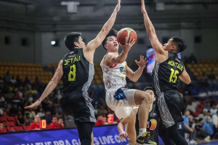 sports_rain_resized Rain or Shine Elasto Painters’ Adrian Nocum splits the defense of TNT Tropang Giga’s Calvin Oftana and Kib Montalbo for an inside hit. PBA PHOTO