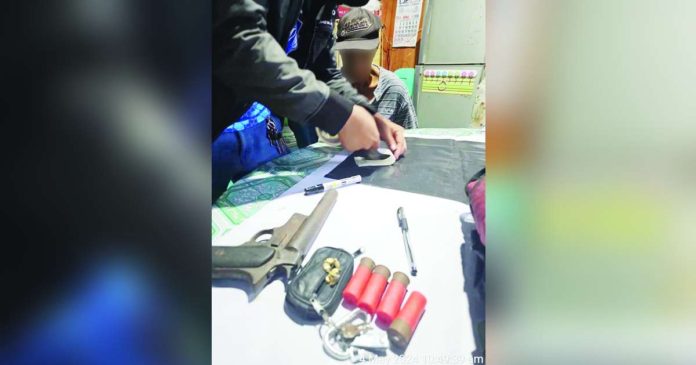 theft suspect_superimposed Police arrested Marlon Sunico for theft charges in Barangay Jibao-an, Pavia, Iloilo on Saturday, May 4. The suspect also yielded suspected shabu and a homemade shotgun during the arrest. PAVIA MUNICIPAL POLICE STATION PHOTO