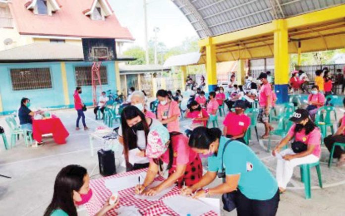 4Ps_resized Beneficiaries of the Pantawid Pamilyang Pilipino Program (4Ps) in Valderrama, Antique receive their grant. PANTAWID ANTIQUE/FACEBOOK PHOTO
