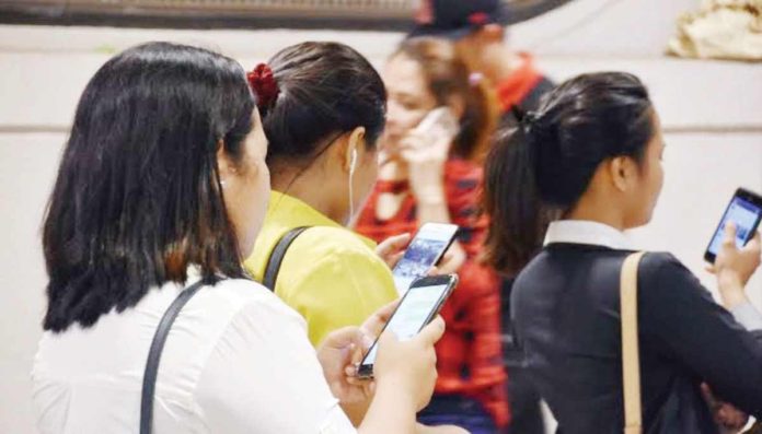 DICT_internet_resized The World Data Lab on the Internet Poverty Index in June 2023 showed at least 20 million Filipinos are “internet poor” or do not have the financial capacity to avail of at least 1 gigabyte of internet data per month. CNN PHOTO