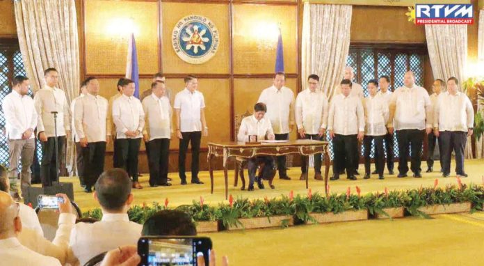 President Ferdinand Marcos Jr. signs the Negros Island Region Act in Malacañan Palace on Thursday, June 13. Negros Occidental’s Gov. Eugenio Jose Lacson, Bacolod City’s Mayor Alfredo Abelardo Benitez and Lone District Rep. Greg Gasataya, legislators from the Senate and House of Representatives, and other government officials witnessed the ceremonial signing. SCREENGRABBED FROM RTVM