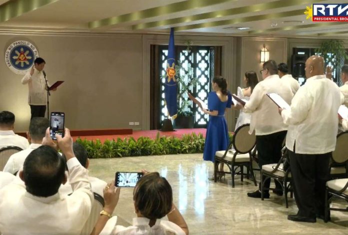 PBBM_resized President Ferdinand “Bongbong” Marcos Jr. swears in of newly elected Liga ng mga Barangay and Sangguniang Kabataan National Island Representatives in Malacañang. PCO