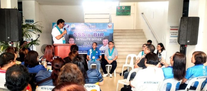 SSS Passi SO (1) Social Security System (SSS) Vice President for Visayas West 2 Division Bernardo B. Dofitas Jr. (standing left) thanks Passi City Mayor Atty. Stephen A. Palmares and other city officials for providing SSS Passi Service Office a new home.