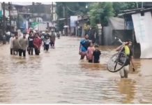 Sri Lanka monsoon rains, floods kill seven people People wade through knee-high floodwaters caused by heavy monsoon rains in Sri Lanka. BBC