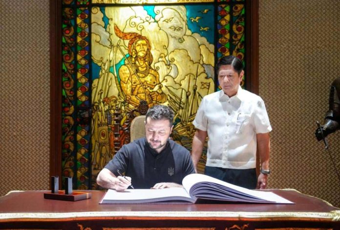 Ukraine_resized President Volodomyr Zelenskyy of Ukraine signs the Malacañan Palace Guestbook while President Ferdinand Marcos Jr. looks on. The Ukrainian President extended his gratitude to President Marcos for the Philippines’ support to Ukraine and for the strong stand of President Marcos on the issues affecting the European country.PCO