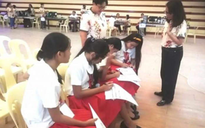 antique_comelec_resized Comelec Antique Provincial Supervisor Lawyer Salud Milagros Villanueva (standing right) and Sibalom municipal election officer Ma. Luisa Alipis-Marfil (standing left) assist students in filling up their registration forms during the Voter Education and Registration Fair hosted by the University of Antique in Sibalom town on Tuesday, June 4. PNA photo by Annabel Consuelo J. Petinglay