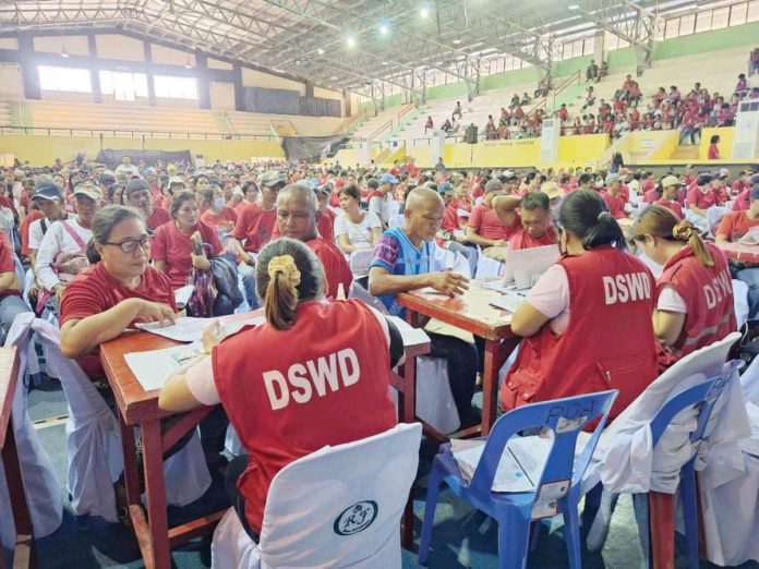 antique_pic_resized Farmers and fisherfolk in Antique heavily affected by El Niño receive P10,000 cash assistance each under President Ferdinand “Bongbong”Marcos Jr.’s Presidential Assistance for Farmers, Fisherfolk, and Families program, on Thursday, June 27. DSWD REGION 6 PHOTO