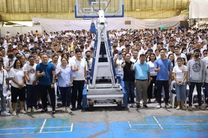 cash_aid_resized Beneficiaries of the Ayuda Para sa Kapos ang Kita Program of the Department of Social Welfare and Development from Roxas City and 1st District of Capiz received their financial assistance of P3,000 each on Thursday, June 13. MAYOR RONNIE DADIVAS/FACEBOOK PHOTO