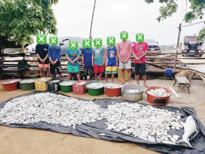 illegal_fishing_resized Fishing boat “Palupad” and eight fishermen engaged in illegal fishing activities in the municipal waters of Nueva Valencia, Guimaras were caught on Monday, June 17. Authorities said they were using bottom trawl fishing method. MAYOR PAUL VINCENT DELA CRUZ/FACEBOOK PHOTO