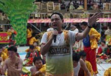 Gov. Arthur Defensor Jr. of Iloilo province wishes Maasin town’s Tultugan Festival contingent to the Aliwan Fiesta lots of good luck. This is the second time Maasin will participate in the Aliwan Fiesta in Pasay City, Metro Manila. Aliwan is a grand cultural showcase featuring competitive performances from various festivals across the Philippines. ILOILO CAPITOL PHOTO