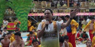 Gov. Arthur Defensor Jr. of Iloilo province wishes Maasin town’s Tultugan Festival contingent to the Aliwan Fiesta lots of good luck. This is the second time Maasin will participate in the Aliwan Fiesta in Pasay City, Metro Manila. Aliwan is a grand cultural showcase featuring competitive performances from various festivals across the Philippines. ILOILO CAPITOL PHOTO