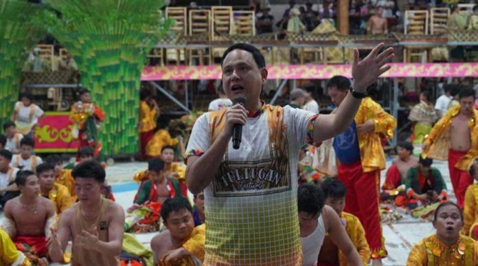 ime_Tultugan_sa_Aliwan_resized Gov. Arthur Defensor Jr. of Iloilo province wishes Maasin town’s Tultugan Festival contingent to the Aliwan Fiesta lots of good luck. This is the second time Maasin will participate in the Aliwan Fiesta in Pasay City, Metro Manila. Aliwan is a grand cultural showcase featuring competitive performances from various festivals across the Philippines. ILOILO CAPITOL PHOTO
