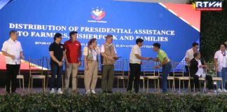 A farmer from Antique receives financial aid from President Ferdinand “Bongbong” Marcos Jr. during a ceremonial turnover on June 27, at the Binirayan Sports Complex in San Jose de Buenavista, Antique. PCO