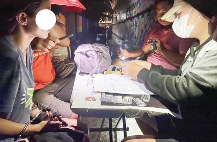 lapuz_shabu_resized Drugs suspects Mark Anthony Martinez and Sarah Jane Española yielded P85,000 worth of suspected shabu. PHOTO COURTESY OF AKSYON RADYO ILOILODrugs suspects Mark Anthony Martinez and Sarah Jane Española yielded P85,000 worth of suspected shabu. PHOTO COURTESY OF AKSYON RADYO ILOILO