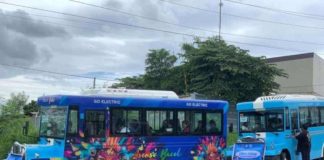 Commuters avail themselves of the “libre sakay” in Barangay Cabug (Deca Homes) to Libertad Loop route in Bacolod City on Tuesday, June 25. CITY ADMINISTRATOR LUCILLE GELVOLEA PHOTO
