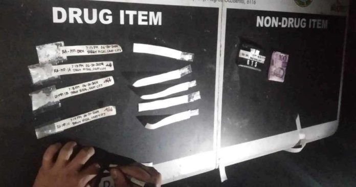 live-in Silay City police seized nine plastic sachets of suspected shabu with an estimated value of P95,200 from two drug suspects in Sitio So-ol, Barangay Rizal, Silay City, Negros Occidental on Thursday, June 20. PHOTO COURTESY OF RMN DYHB BACOLOD 747