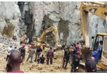 Gold miners trapped in Nigeria Rescue workers are desperately trying to save those trapped under ground. NIGERIA MINISTRY OF SOLID MINERALS