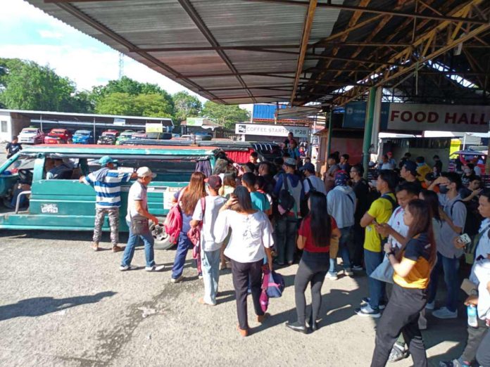 passengers_pic_resized Passengers were stranded at the Mohon transport terminal in Arevalo, Iloilo City and the Oton, Iloilo area on Monday, June 3. Several jeepneys servicing the Oton-Iloilo City route participated in the transport holiday. AJ PALCULLO/PN