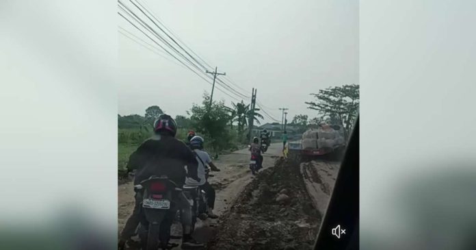 road pic_superimposed The Cabug-Handumanan Road in Bacolod City has been a notorious problem for decades, attracting complaints from residents, motorists, and commuters alike, and earning nicknames like “abortion road” and “accident-prone road” due to its poor condition. SCREENGRABBED/JORGEMMA SEMILLANO FACEBPPK VIDEO