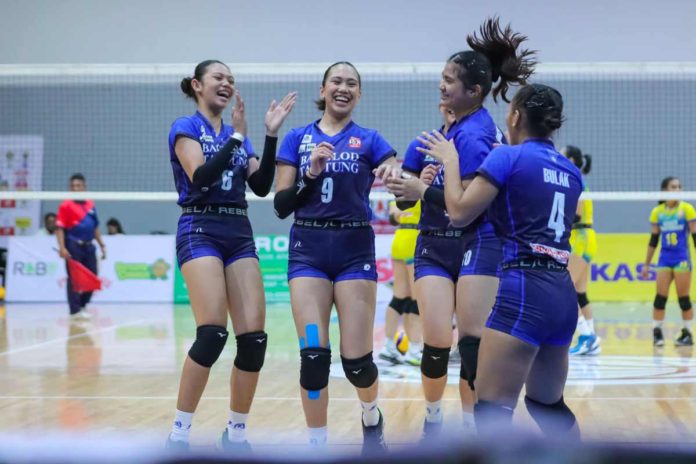 sports-Bacolod Members of Bacolod Tay Tung High School Thunderbolts rejoice after scoring a point against the Kings’ Montessori School. PHOTO COURTESY OF SHAKEY’S SUPER LEAGUE