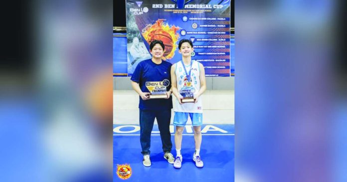 sports Barcelona_superimposed Bacolod Tay Tung High School’s Paul Barcelona with his father Pete. PHOTO COURTESY OF BEN LO CUP