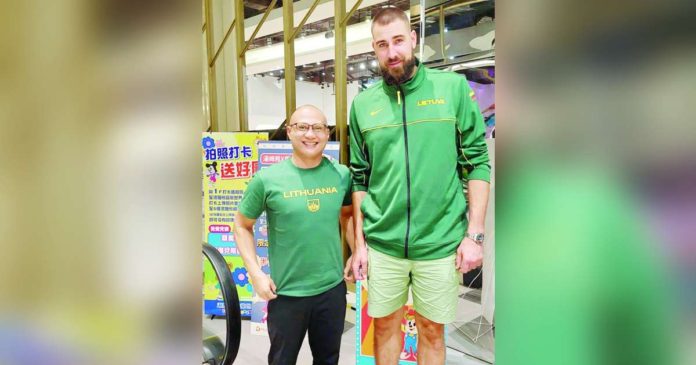 sports Negrense_superimposed Negrense coach Tata Belangel with Lithuania basketball team center Jonas Valanciunas. PHOTO COURTESY OF TATA BELANGEL