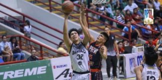 Bacolod City of Smiles’ JM Manalang (32) attempts to score against the defense of Pangasinan Heatwaves’ JR Caasi (15). MPBL