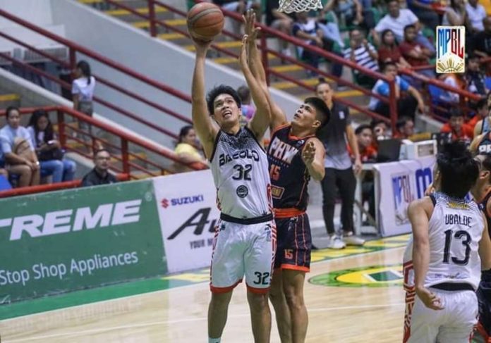 sports_Bacolod_resized Bacolod City of Smiles’ JM Manalang (32) attempts to score against the defense of Pangasinan Heatwaves’ JR Caasi (15). MPBL