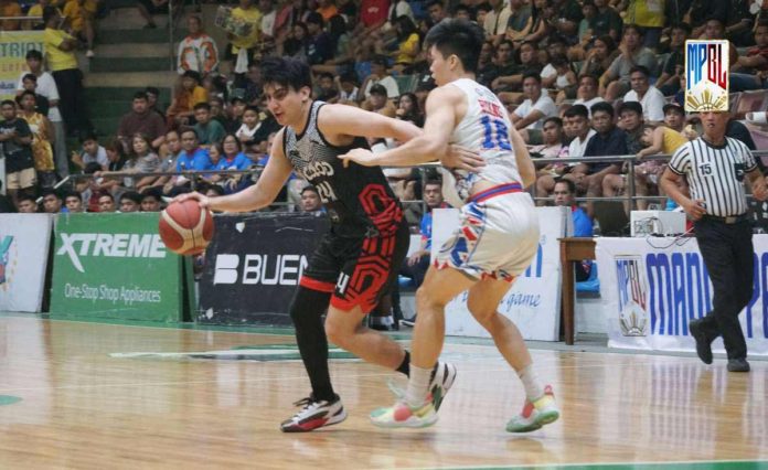 sports_Bacolod_resized Bacolod City of Smiles’ Louie Vigil dribbles the ball against the defense of San Juan Knights-Go for Gold’s Zachary Huang. MPBL PHOTO
