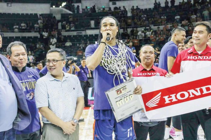 sports_Chris_resized Chris Newsome tallied averages of 22.5 points, 5.3 rebounds, 4.5 assists in the six-game finals series to earn the PBA Finals MVP citation. PBA PHOTO
