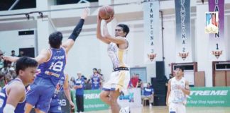 Iloilo United Royals’ Mark Nonoy pulls up for a shot against the defense of Manila SV Batang Sampaloc SGA Stars’ Francis Escandor. MPBL FILE PHOTO